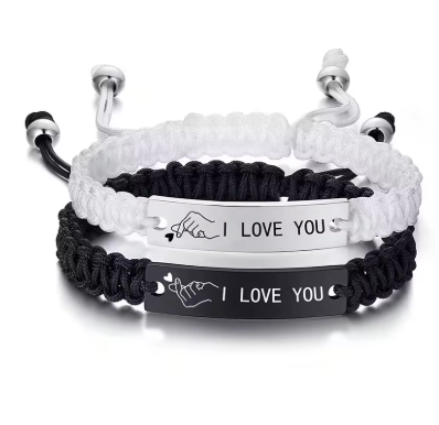 Zwarte en witte matching armbanden met de gravure I LOVE YOU